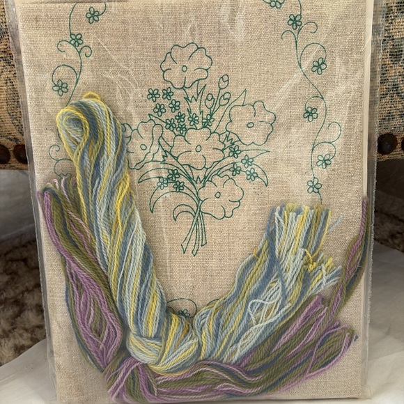 Elsa Williams Crewel Embroidery Kit Wool Needlecraft Flowers Oval Wall Art Decor - Picture 5 of 6